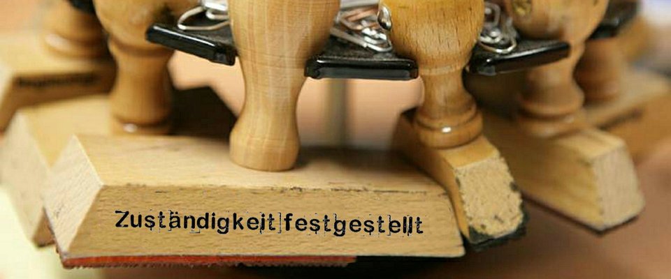 Verschiedene Stempel, einer mit der Aufschrift "Zuständigkeit festgestellt".