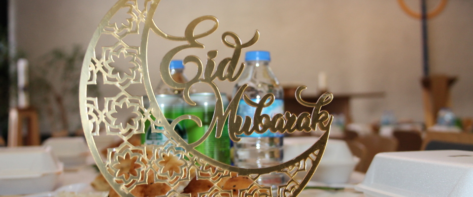 „Eid Mubarak“ ist eine arabische Phrase, die „ge-segnetes Fest“ bedeutet.