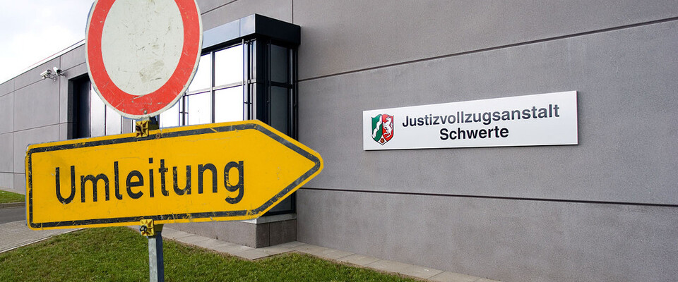 JVA Schwerte mit Umleitungsschild im Vordergrund