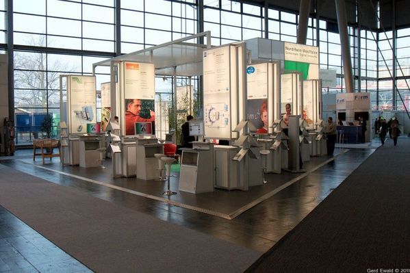 Rückseite des Standes des Landes NRW auf der CEBIT 2011.