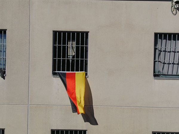 WM2010 - Deutschlandflagge weht aus einem Fenster