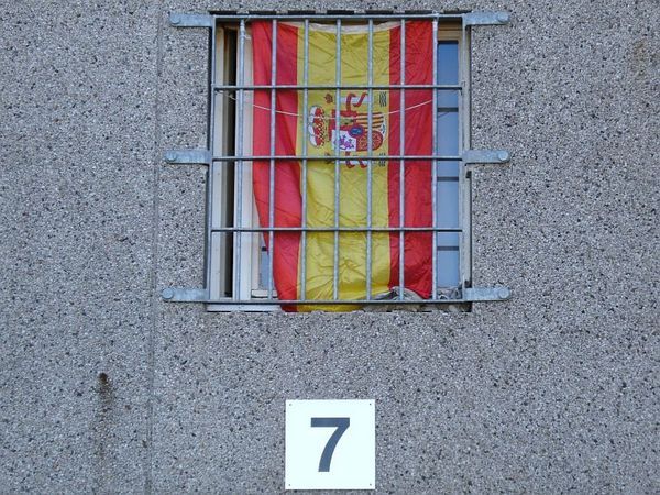 WM2010 - Spanische Flagge in einem Fenster
