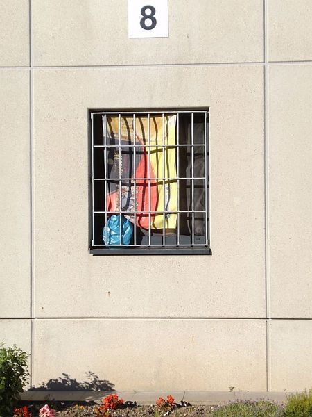 WM2010 - Deutsche Flagge von der WM2006 in einem Fenster