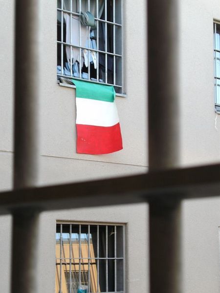 WM2010 - Italienische Flagge weht aus einem Fenster